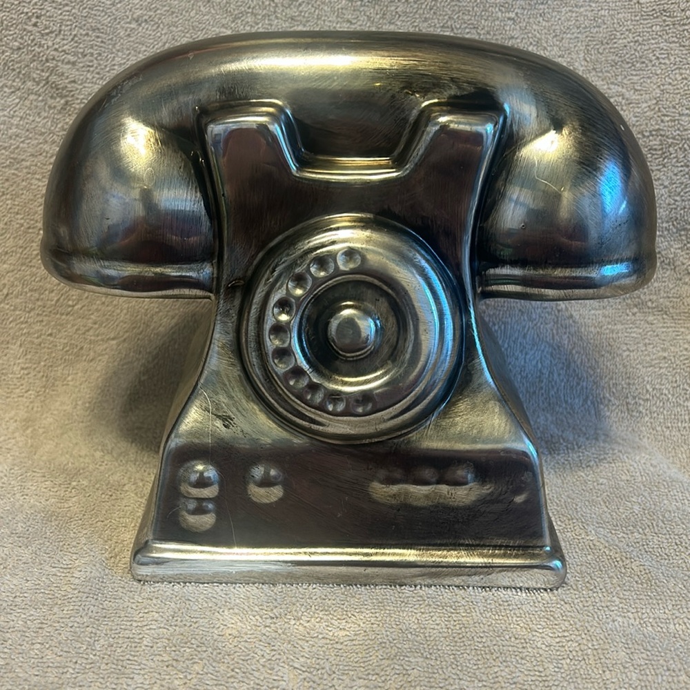 Retro inspired phone decoration